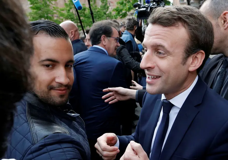 Macron'un göstericiyi darp eden korumasına gözaltı 22 Macron'un göstericiyi darp eden korumasına gözaltı 22