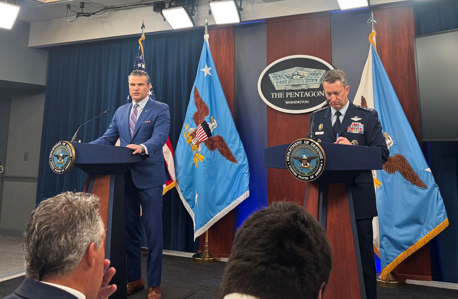 Pentagon görüntüleri paylaştı: Fordo'yu bacadan vurdular