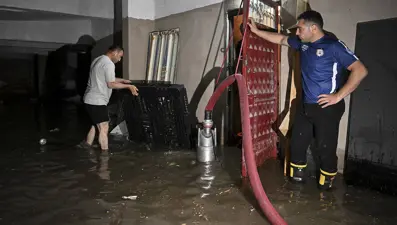 Başkenti sağanak vurdu: Kanalizasyon taştı, evleri su bastı
