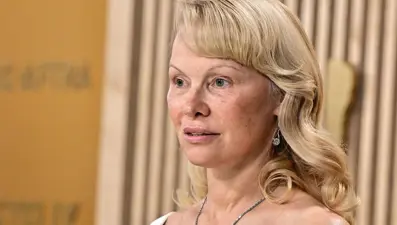 Pamela Anderson sahnelere dönüyor