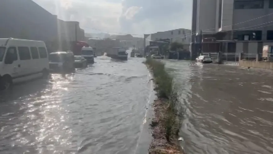 Esenyurt'ta şiddetli yağmur Başakşehir'de dolu yağdı Esenyurt'ta şiddetli yağmur Başakşehir'de dolu yağdı