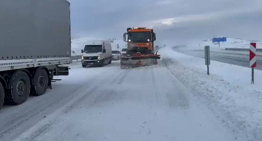 Tendürek Geçidi'nde tipi: Çoğu TIR onlarca araç mahsur kaldı 1