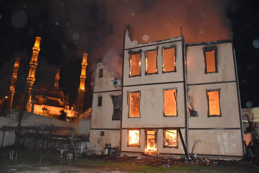 Edirne'de tarihi müftülük binasında yangın 8