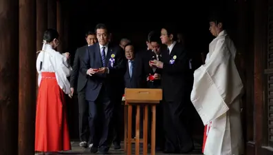 Japonya'daki tartışmalı tapınak: İktidar ve muhalefet heyeti ziyarete gitti