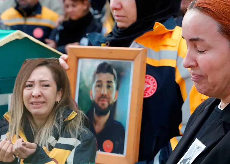 Genç sağlıkçıyı üzerinde sigara yok diye öldürdüler! Genç sağlıkçıyı üzerinde sigara yok diye öldürdüler!