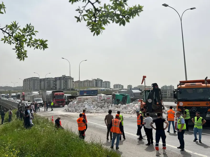 Otoyolda 3 kamyonun karıştığı kaza: İstanbul yönünde trafikdurdu Otoyolda 3 kamyonun karıştığı kaza: İstanbul yönünde trafikdurdu