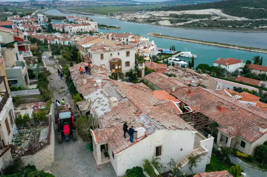 İzmir Çeşme'de hortumun geride bıraktığı hasar için çalışmalar sürüyor 10