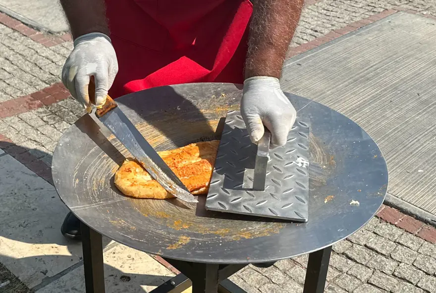 Adana'da 50 dereceyi aşan sıcaklıkta güneşte tost pişirdiler 