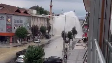 İçme suyu hattı borusu patladı: Su metrelerce yükseğe fışkırdı