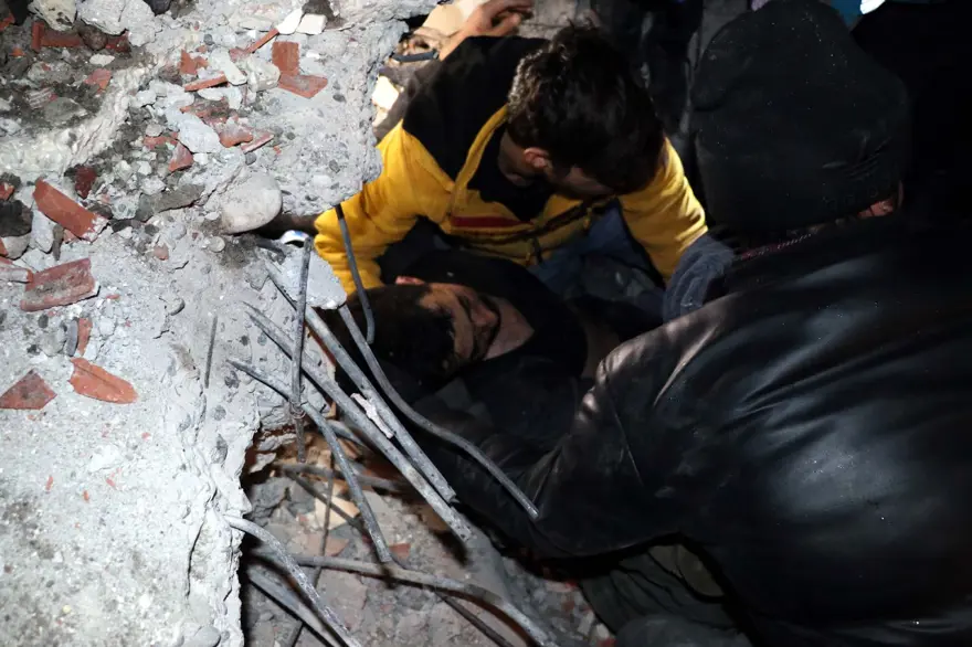 Enkaz altındakiler için zamana karşı yarış 104