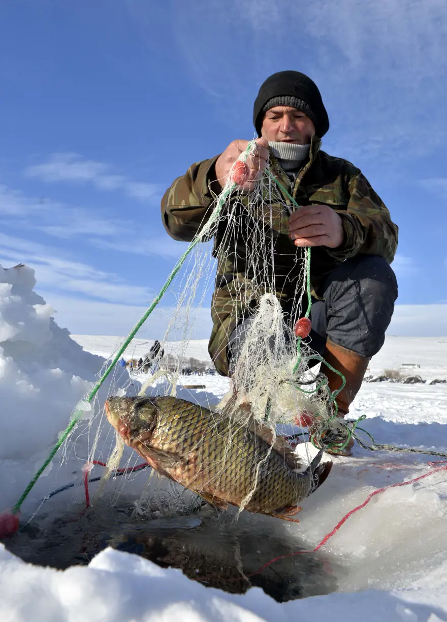 Donan Çıldır Gölü'nde balık tutuyorlar 9