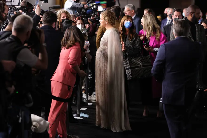 Doğuma gün sayan Jennifer Lawrence galada 1