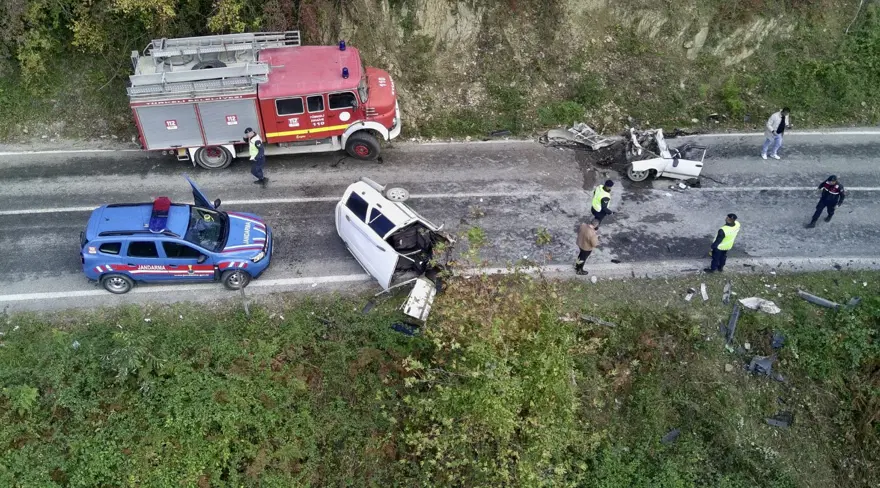 Sinop'ta feci kaza: Otomobil ikiye bölündü 