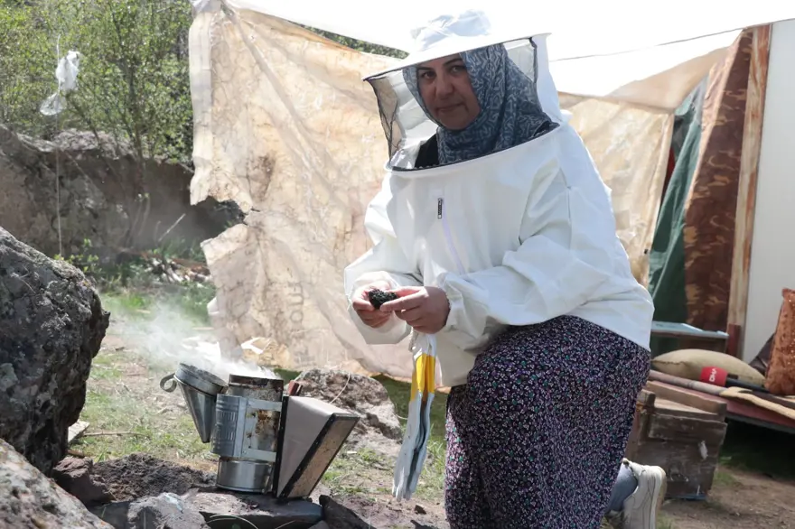 Kansere yakalandı ama yılmadı: Çocuklarını okutmak için başladığı arıcılıkta işleri büyüttü 5