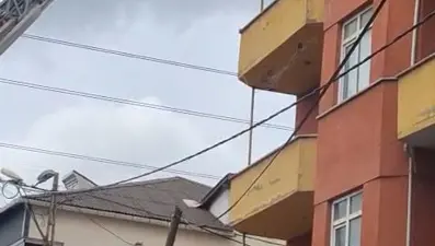 Sancaktepe'de korkutan anlar: Binanın balkonu çöktü