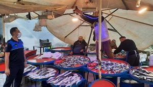 Balıkçıların mavi ışık oyunu zabıtaya takıldı Balıkçıların mavi ışık oyunu zabıtaya takıldı
