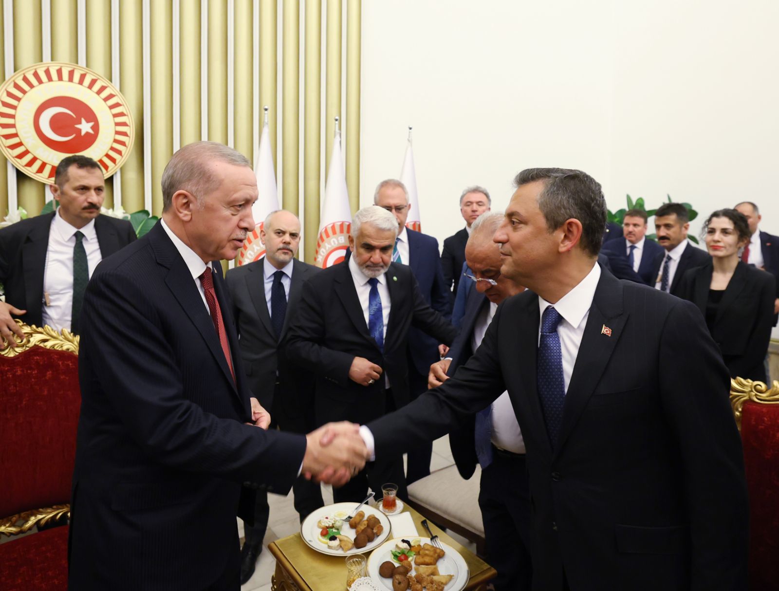 Siyasette gözler Erdoğan-Özel zirvesinde: Özgür Özel, Cumhurbaşkanı Erdoğan’la hangi konuları konuşacağını açıkladı