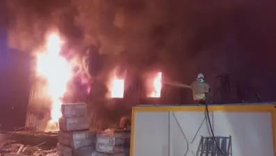 Hatay'da işçi konteyneri alev alev yandı