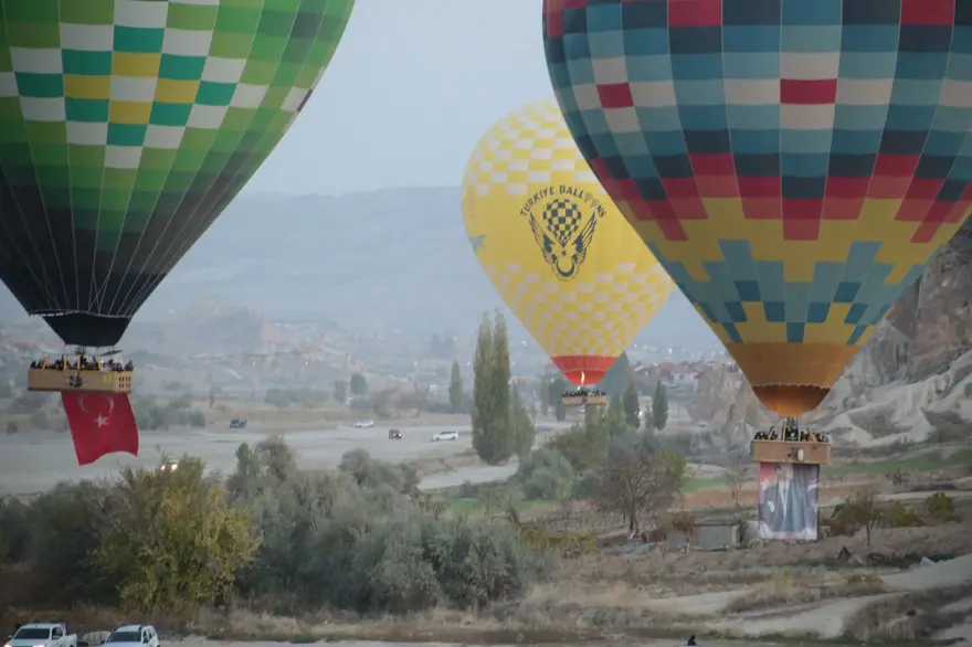 Kapadokya'da balonlar Türk bayrakları ve Atatürk posteri ile uçtu 1 Kapadokya'da balonlar Türk bayrakları ve Atatürk posteri ile uçtu 1