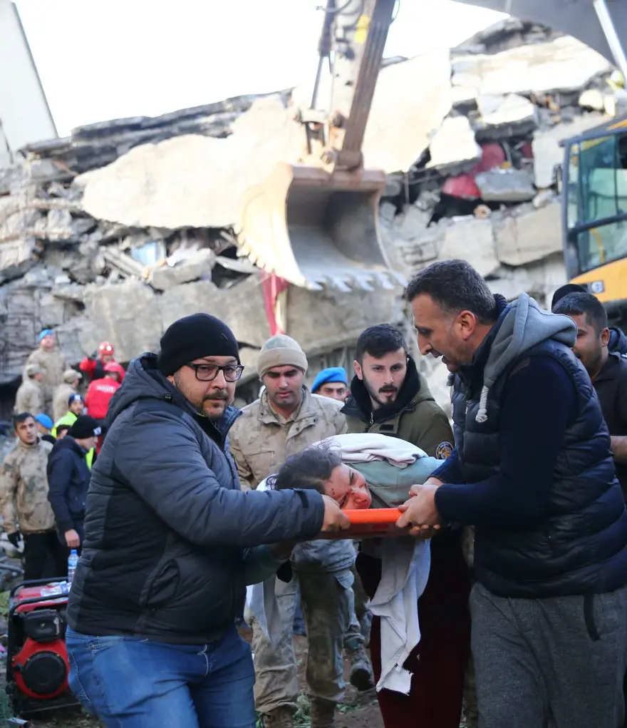 Enkaz altındakiler için zamana karşı yarış 89