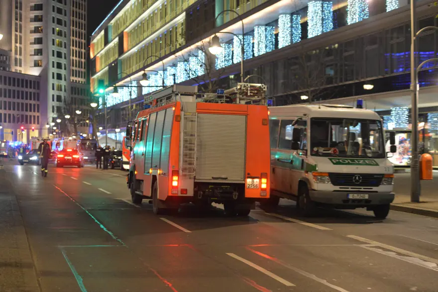 SON DAKİKA... Almanya'nın başkenti Berlin'de Noel pazarına TIR girdi 6