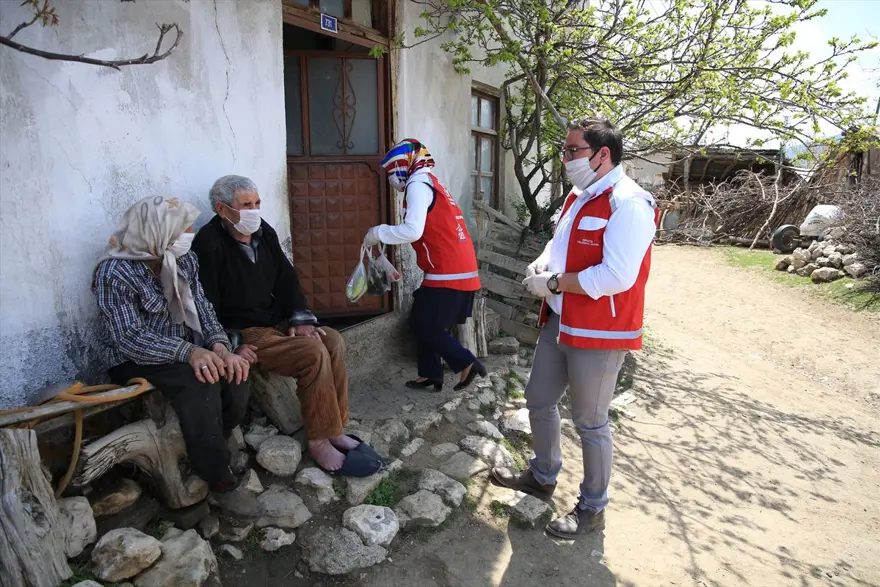 Gölün ortasındaki adada corona virüsten izole bir hayat sürdürüyorlar 5