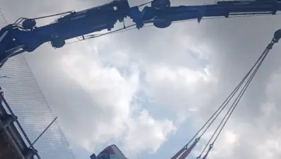 TEM Otoyolu'nda otomobil köprüden uçtu