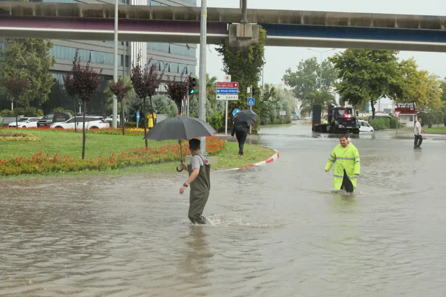 Kuvvetli sağanak birçok ilde hayatı felç etti: Sele kapılan 3 kişi hayatını kaybetti, 1 bebek kayıp 10