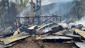 Alevlere teslim olan ahşap ev küle döndü