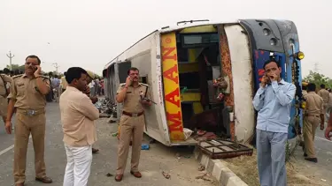 Hindistan'da trafik kazası: 11 ölü, 25 yaralı
