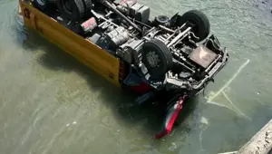 Artvin'de kamyon dereye uçtu