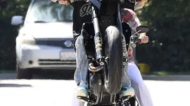 Justin Bieber’dan motorla tek tekerlek şovu