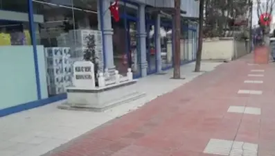 Amasya'da market girişindeki mezar görenleri şaşırtıyor