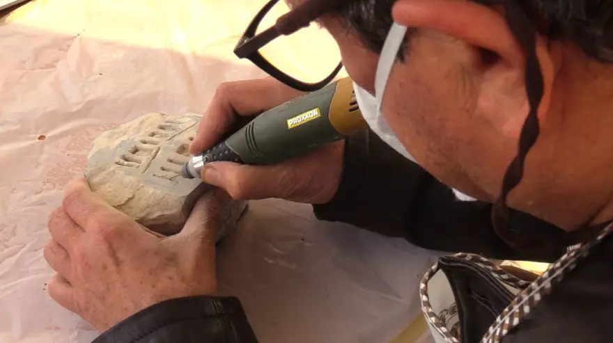 34 yıl önce meyve bıçağıyla hobi olarak başladı: Doğadan taş ve odun parçalarını toplayarak dönüştürüyor 2 34 yıl önce meyve bıçağıyla hobi olarak başladı: Doğadan taş ve odun parçalarını toplayarak dönüştürüyor 2