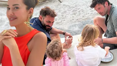 ABD'li oyuncu Nicolas Mouawad ile Kıvanç Tatlıtuğ'dan çocuklarıyla sahil pozu