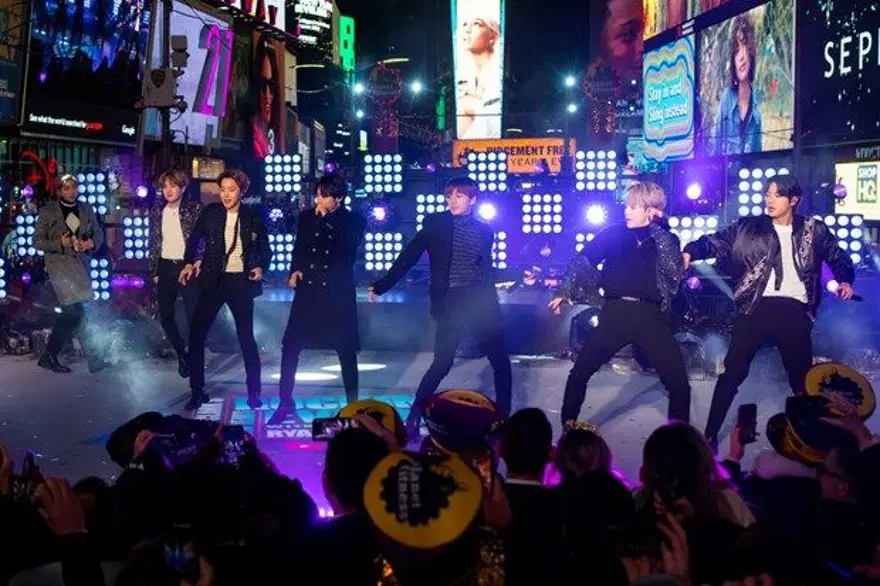 BTS yeni şarkısı Dynamite'la rekor kırdı: Yarım saatte 12 milyon izlenme BTS yeni şarkısı Dynamite'la rekor kırdı: Yarım saatte 12 milyon izlenme