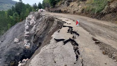 Kastamonu'da heyelan nedeniyle köy yolu çöktü