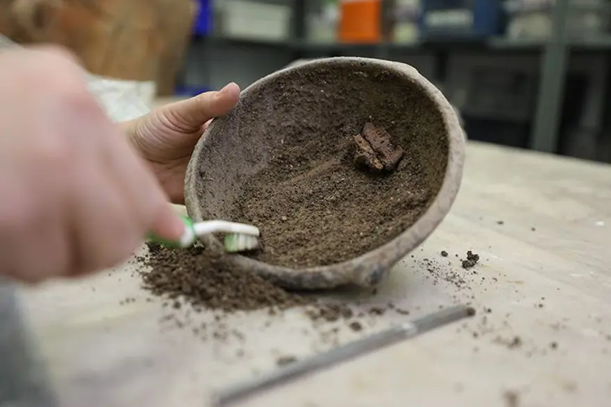 İzmir'deki Yassıtepe'de 5 bin yıllık kase bulundu 