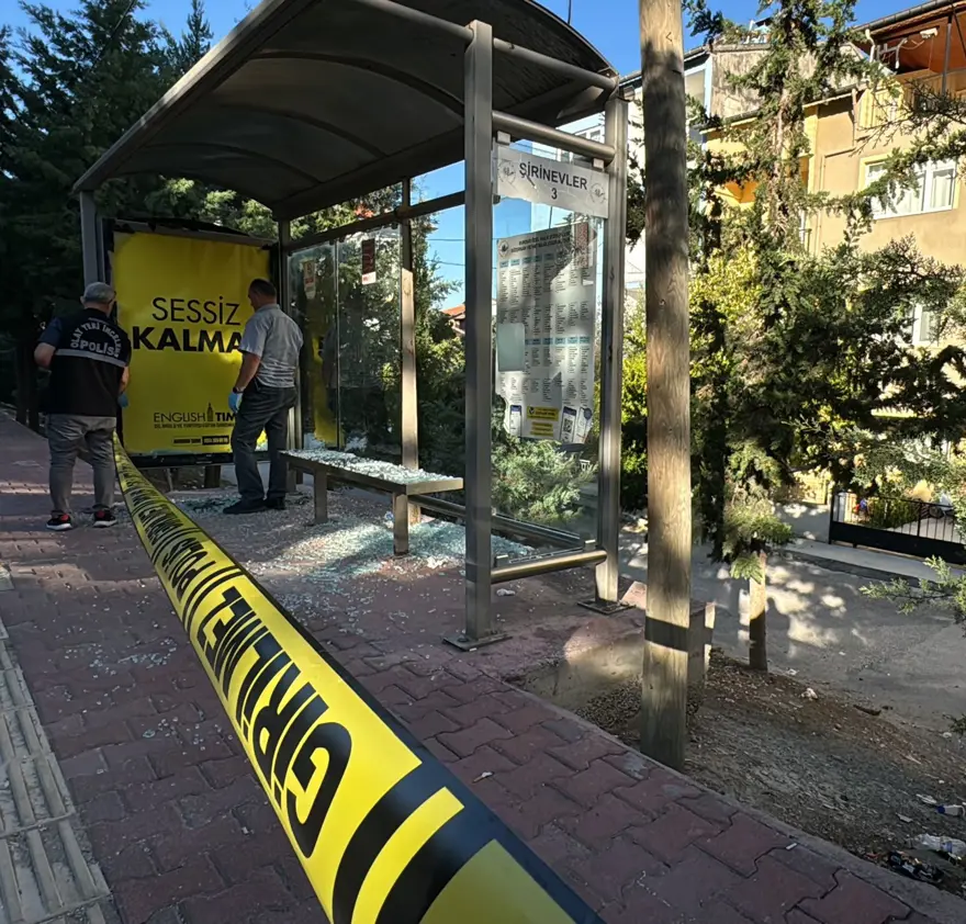 Durakta bekleyen kadına kurşun yağmuru Durakta bekleyen kadına kurşun yağmuru