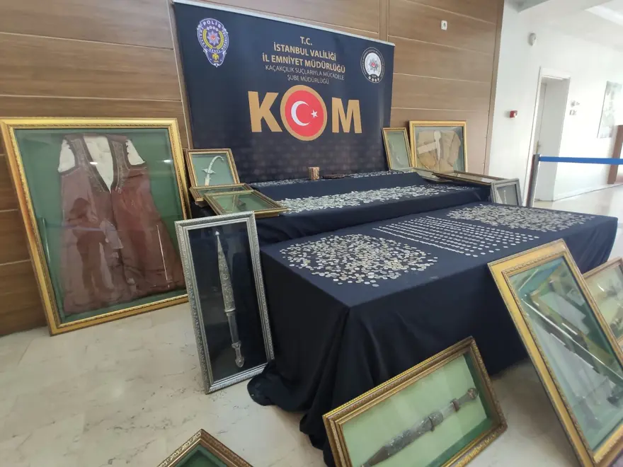 İstanbul'da İncil ve Tevrat ile çok sayıda sikke ele geçirildi İstanbul'da İncil ve Tevrat ile çok sayıda sikke ele geçirildi