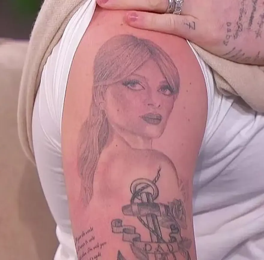 YENİ DÖVMESİNİ GÖSTERDİ 4