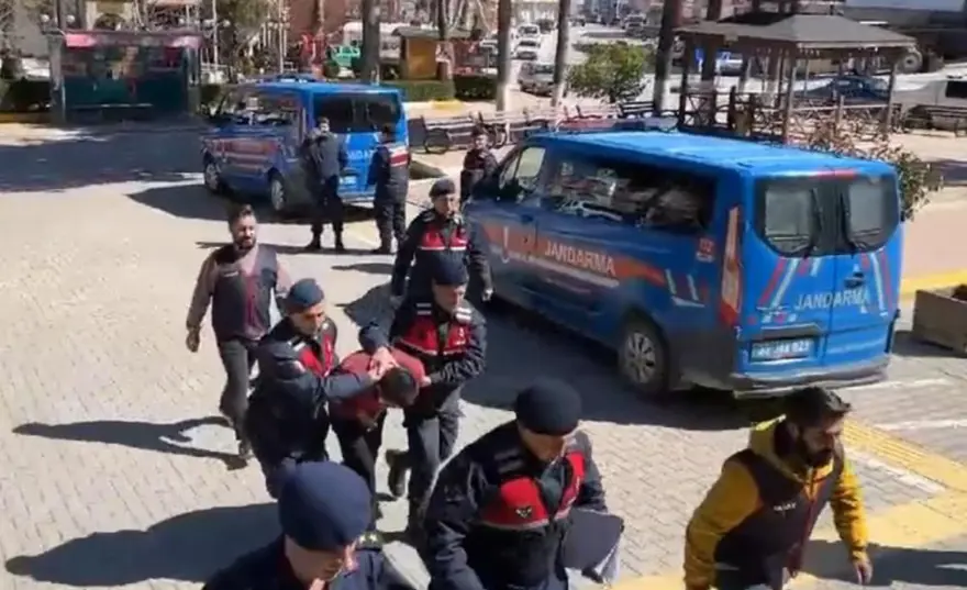 Mersin’de vahşet: Aracına bindiği adamı boğazını kesereköldürdü 2 Mersin’de vahşet: Aracına bindiği adamı boğazını kesereköldürdü 2