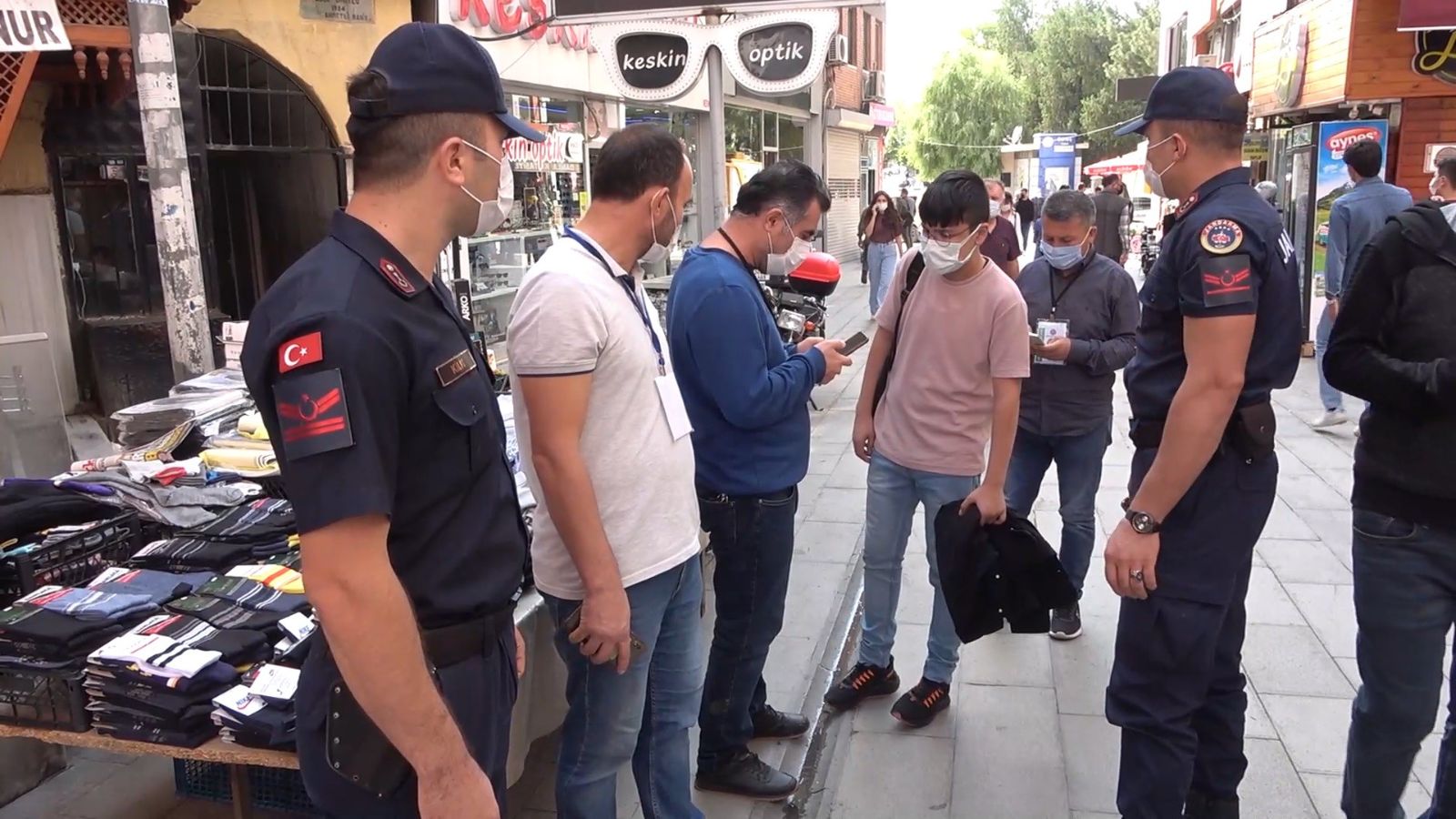 Karantina ihlali yapan iki öğrencinin ailesine para cezası uygulandı