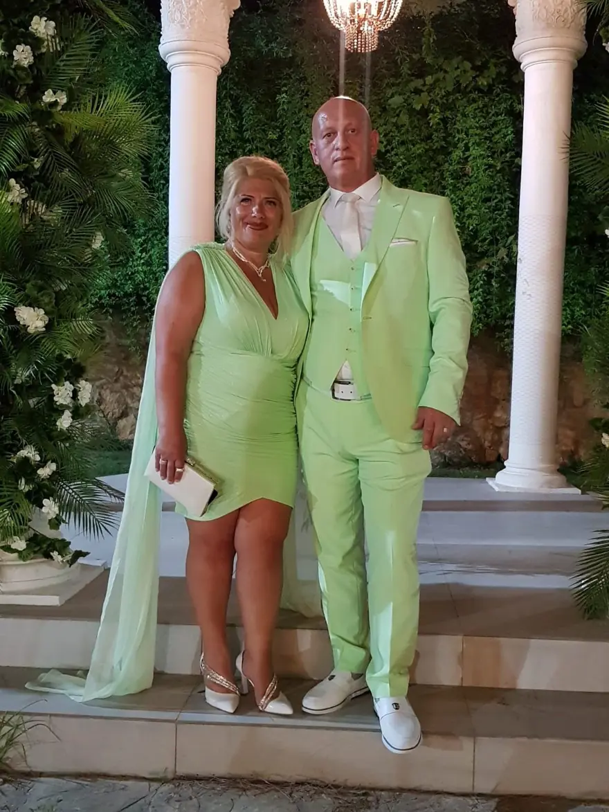 Türkiye'nin en renkli aşıkları: 26 yıldır aynı renk elbiseler giyiyorlar 4 Türkiye'nin en renkli aşıkları: 26 yıldır aynı renk elbiseler giyiyorlar 4