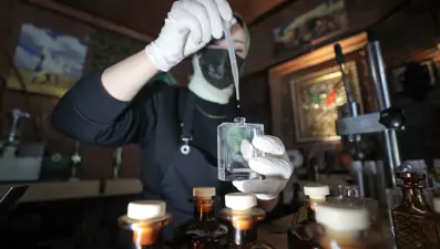 "Seçim kazandıran Türk" lakabıyla tanınıyor: 220 çeşitteki kokuyu 30 ülkeyle buluşturuyor