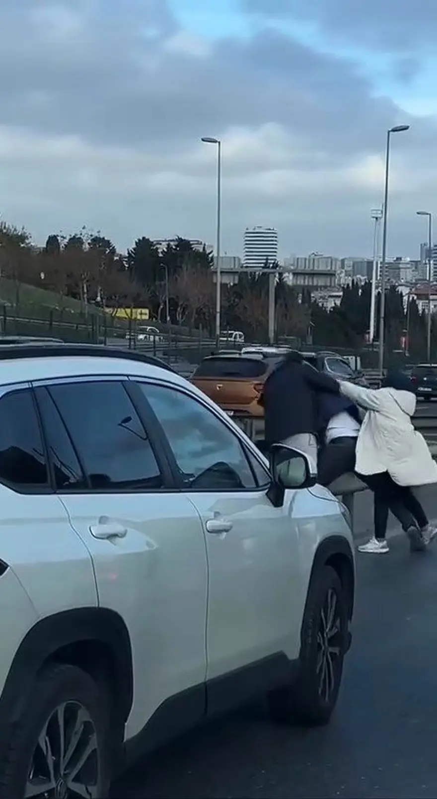 İstanbul’da trafiği durdurankavga: Tekme tokat birbirlerine girdiler 
