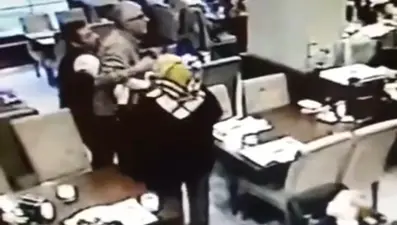 Boğazına et takılan müşteriyi garson kurtardı