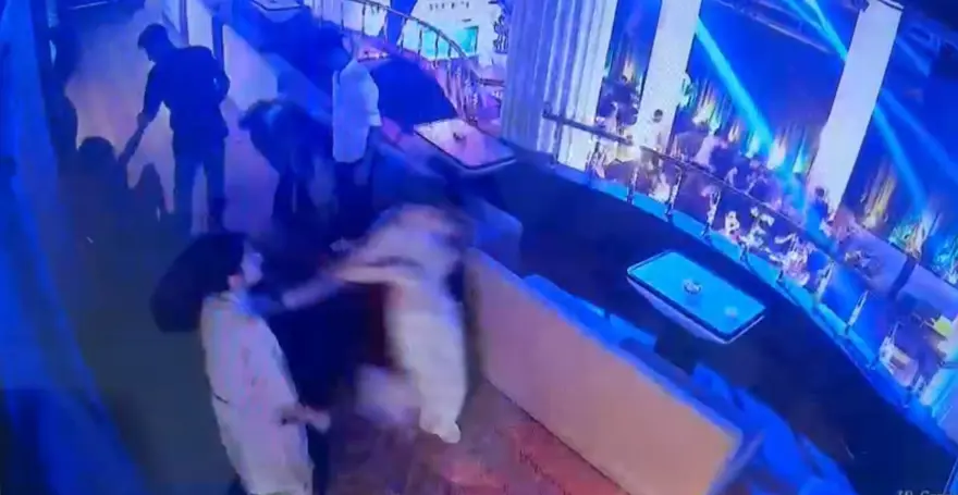 Kısmetse Olur yarışmacısı Eslem Sena Nur yaşadığı saldırıyı anlattı! "2 kız beni yatırıp patakladı, kafama çakı soktular" 1 Kısmetse Olur yarışmacısı Eslem Sena Nur yaşadığı saldırıyı anlattı! "2 kız beni yatırıp patakladı, kafama çakı soktular" 1