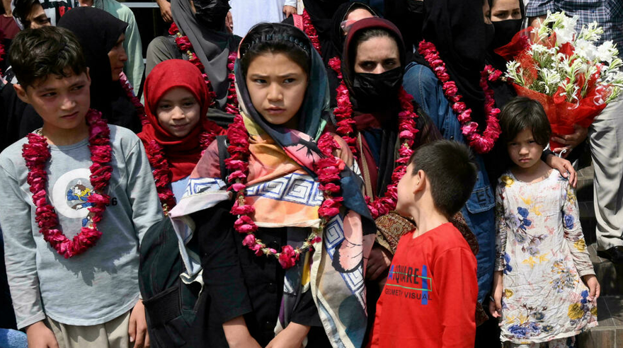 Afganistan'ın kadın genç futbol takımı Pakistan’a ulaştı 4 Afganistan'ın kadın genç futbol takımı Pakistan’a ulaştı 4