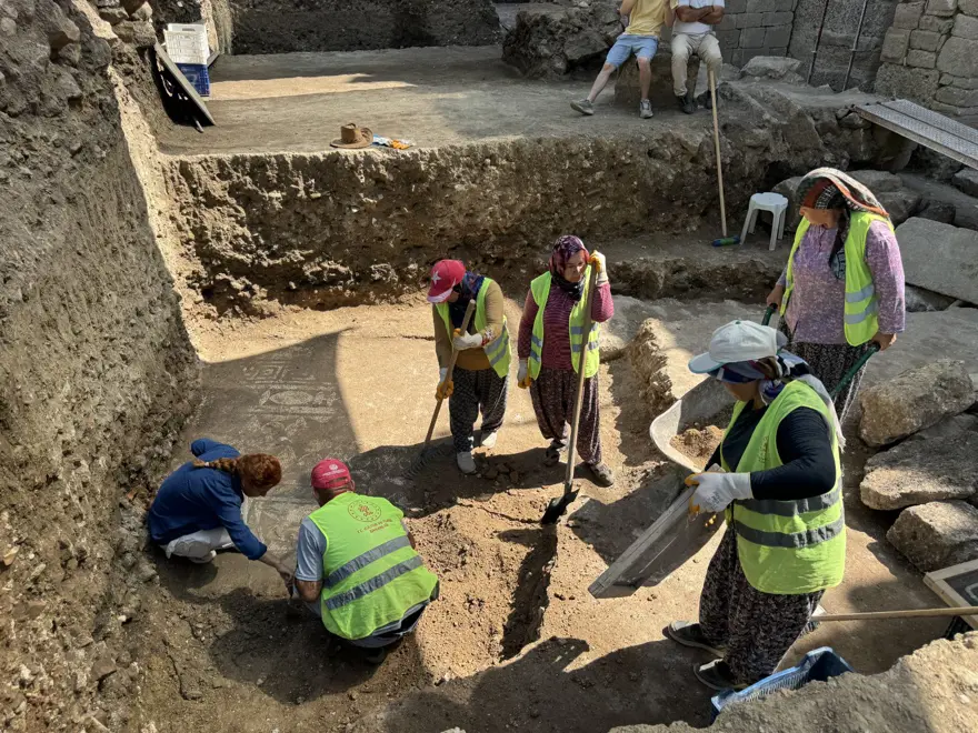 Side'de Kalliope'nin betimlendiği mozaik zemin gün yüzüne çıkarıldı 7